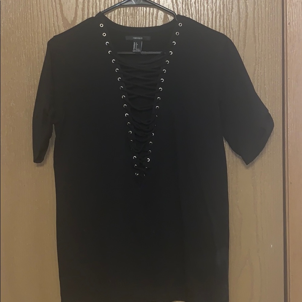 Longer cross cross black tee